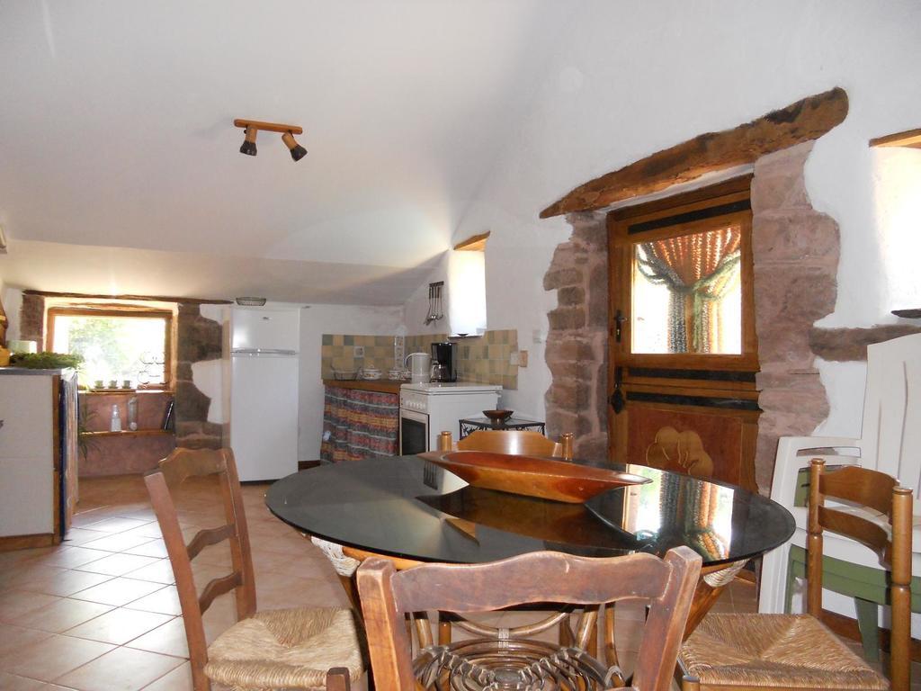 Gite Des Monts Saint-Izaire Oda fotoğraf